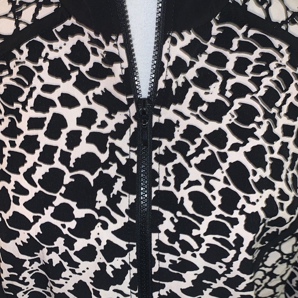 Chico’s Zenergy Jacket Sz 1 M 8, excellent like new. - Picture 3 of 5